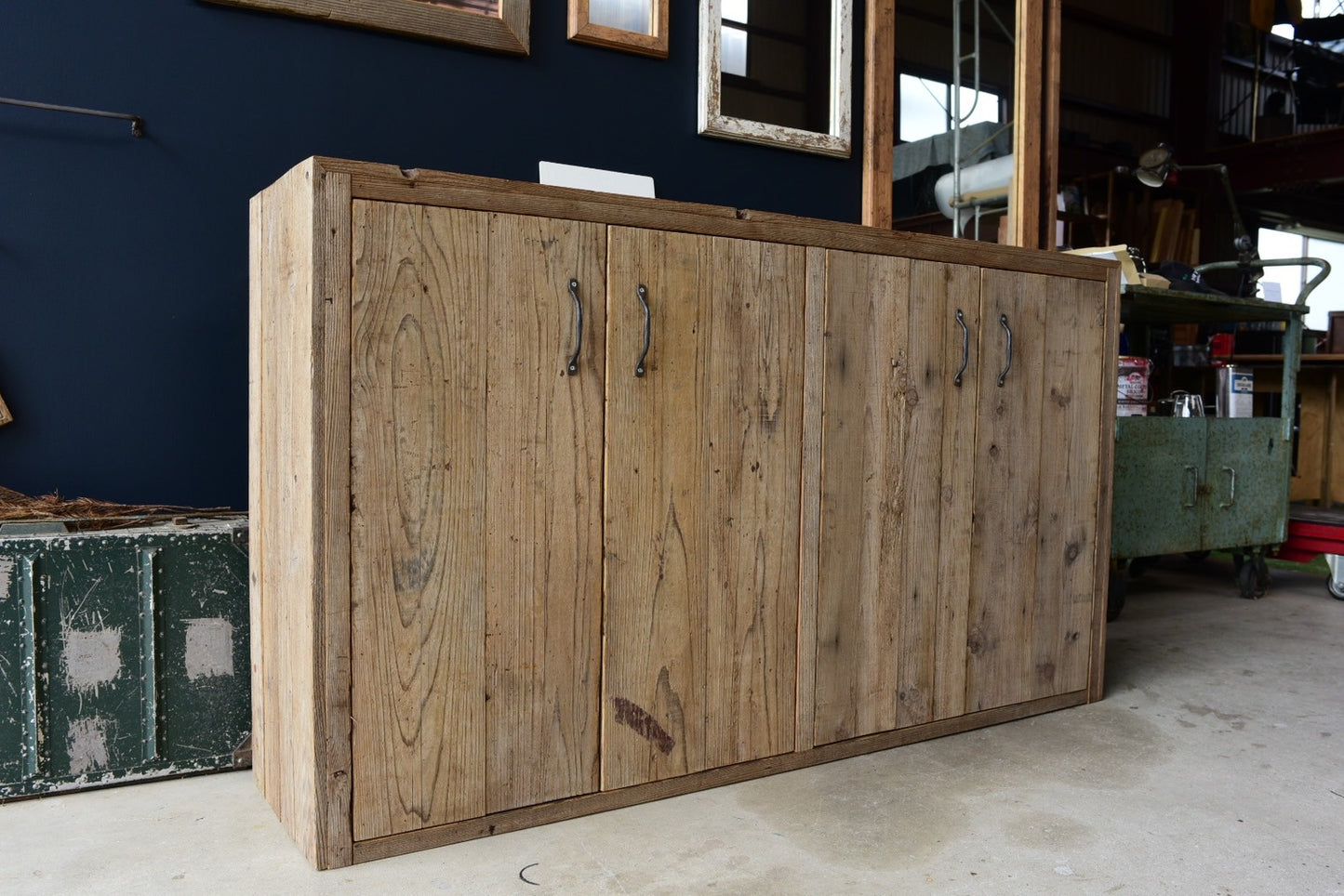 古材を贅沢に使用した収納