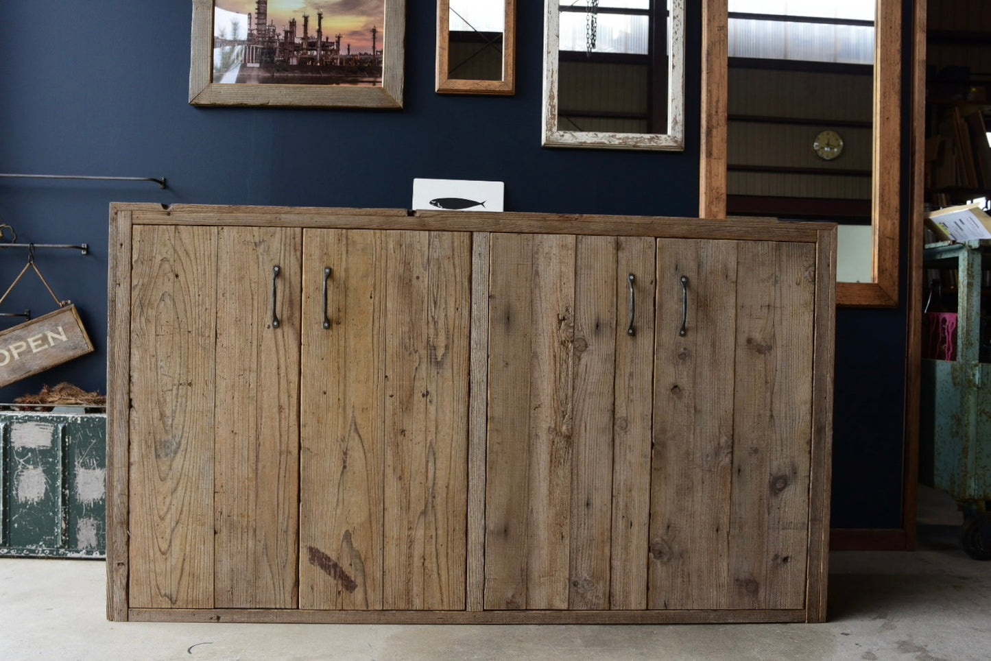 古材を贅沢に使用した収納